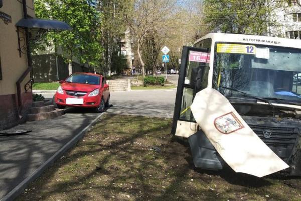 В ДТП с маршруткой в Кисловодске пострадали шесть человек